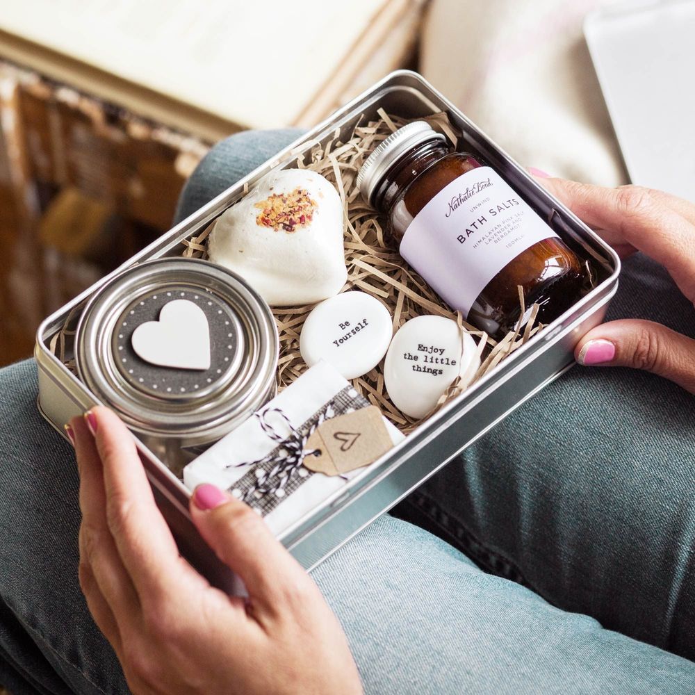 Why it is more attractive to use tin boxes as the outer packaging of cosmetics?